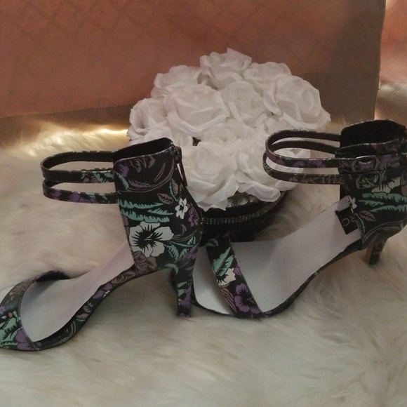 Mercer heels - Picture 2 of 3